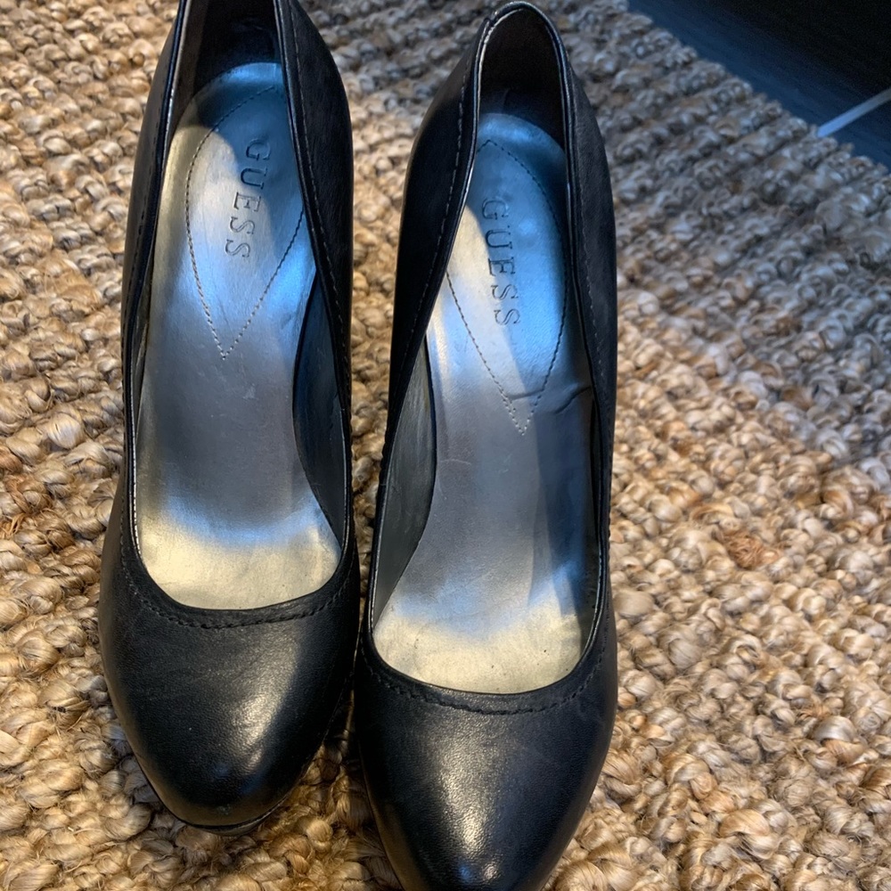 Guess pumps